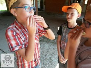 Fazekas sulis diákok kipróbálják a pásztorfurulyát